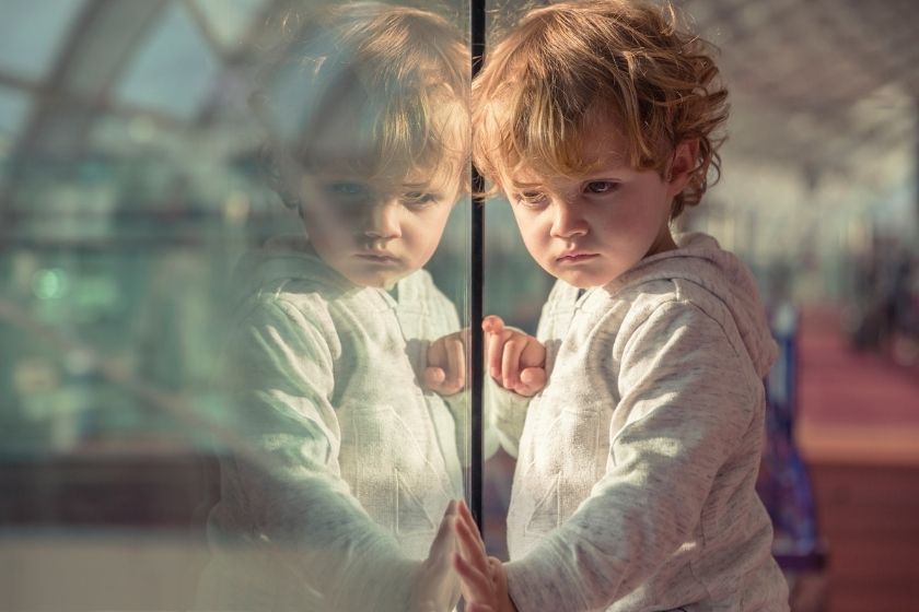 alt volar-con-ninos_aeropuerto_ventana, title volar-con-ninos_aeropuerto_ventana