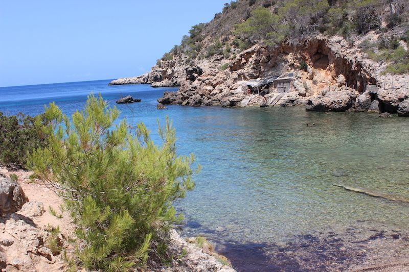 alt que-hacer-en-Ibiza-calas-baleares, title que-hacer-en-Ibiza-calas-baleares