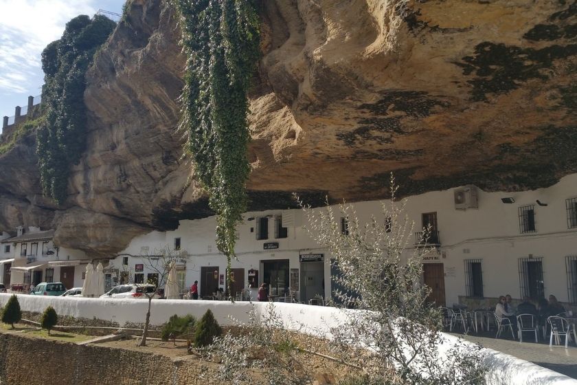 Setenil de las Bodegas en el puente de Diciembre