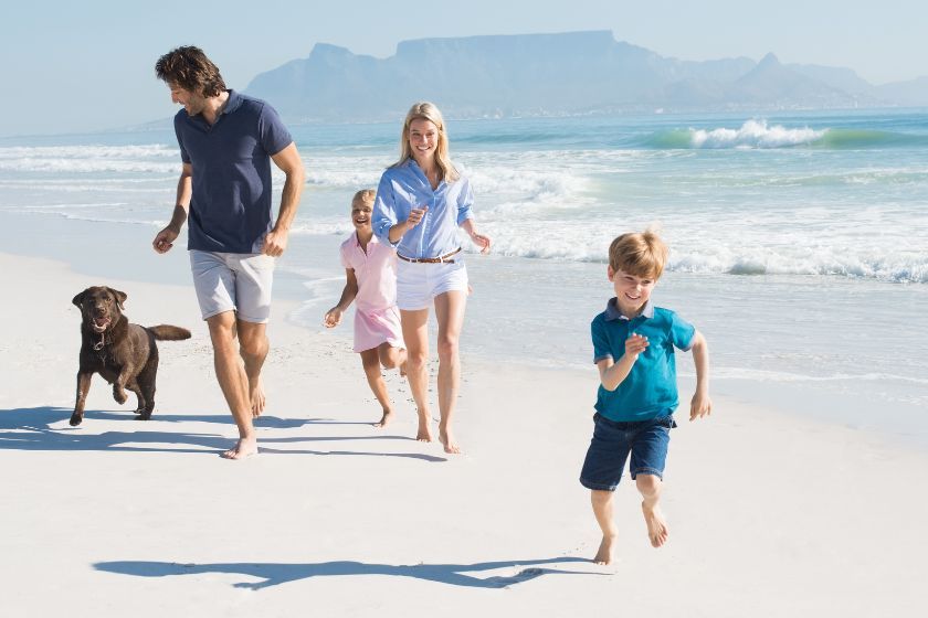 alt pet-sitting_cuidado-de-mascotas_playas-con-perro_familia, title pet-sitting_cuidado-de-mascotas_playas-con-perro_familia