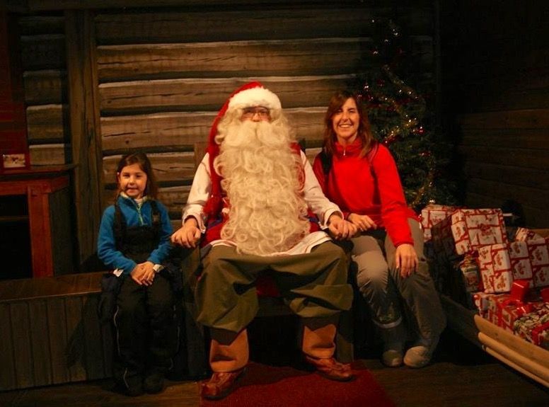Lorena y Olalla con Papá Noel en Finlandia