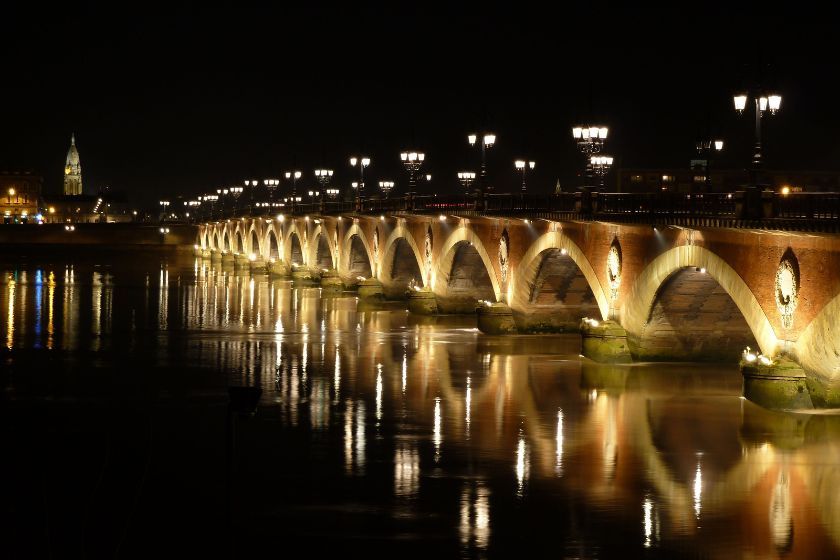 Paseo por el puente de piedra de Burdeos