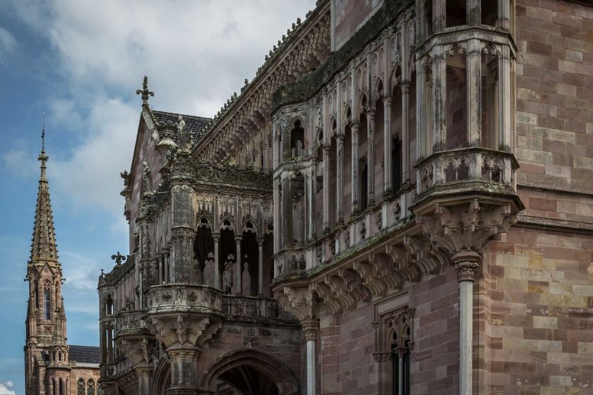 donde viajar en agosto comillas