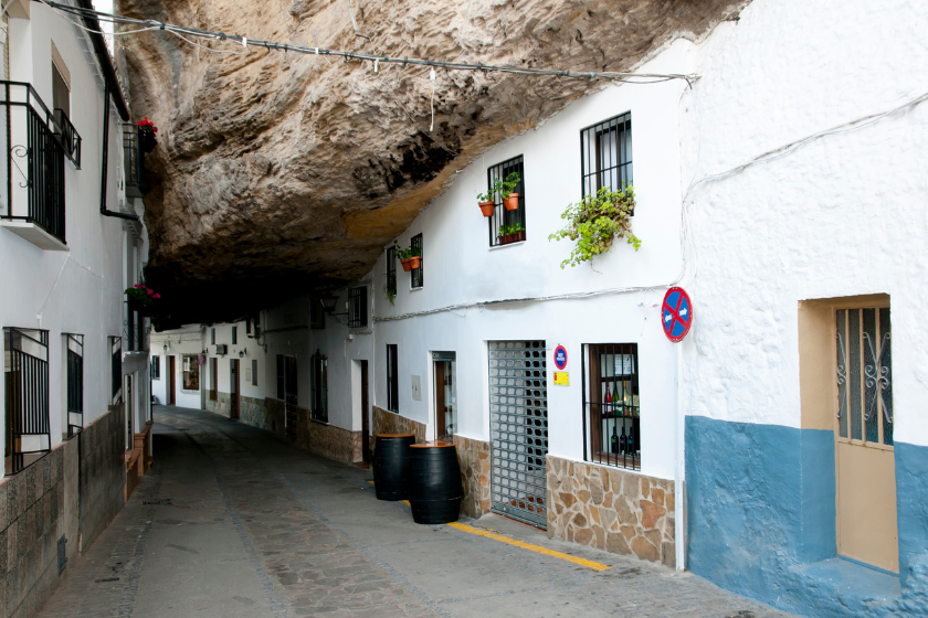 Viajar en abril a Setenil de las Bodegas