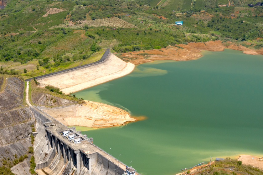 20 lagos más bonitos de España Embalse de Yesa