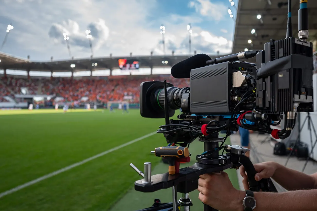 Gimbal, Tripod, or Nothing? Choosing the Right Camera Stabilizer for Your Format