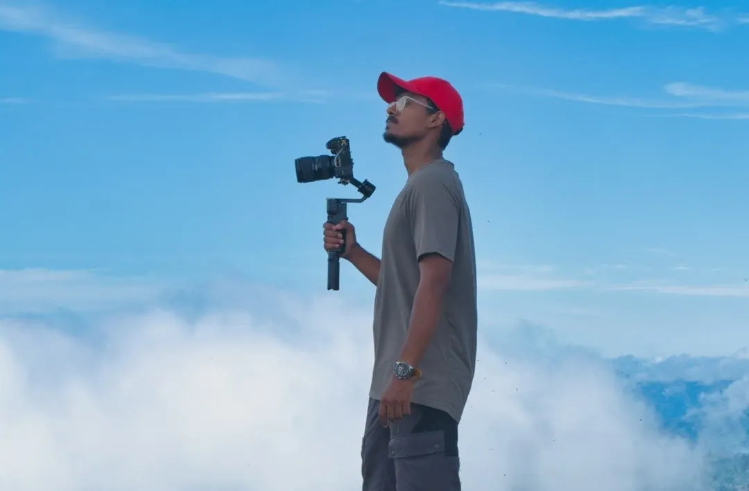 A creator records a video with the Insta360 Luna Ultra, highlighting its detachable screen and compact design for stable, high-quality mobile filmmaking.