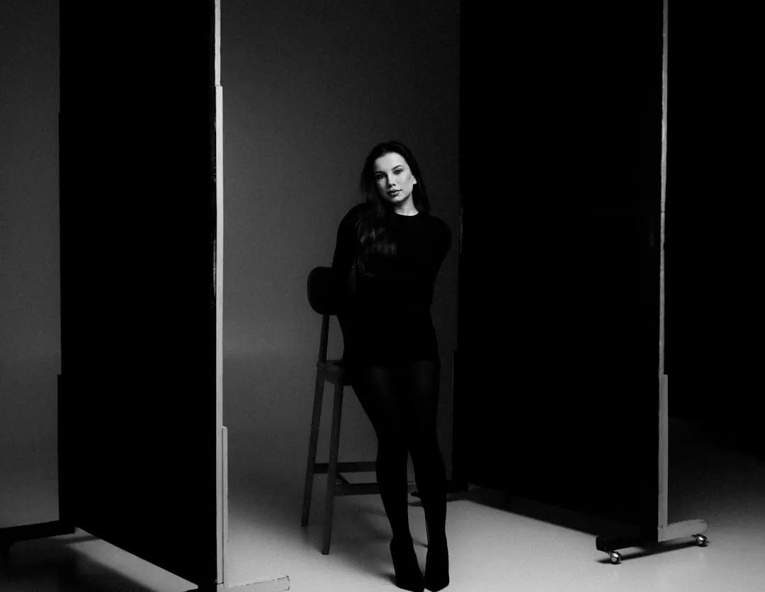 A 4x4 foot Godox KNOWLED AM800R inflatable LED mat light illuminates a small set, demonstrating its quick setup for video production.