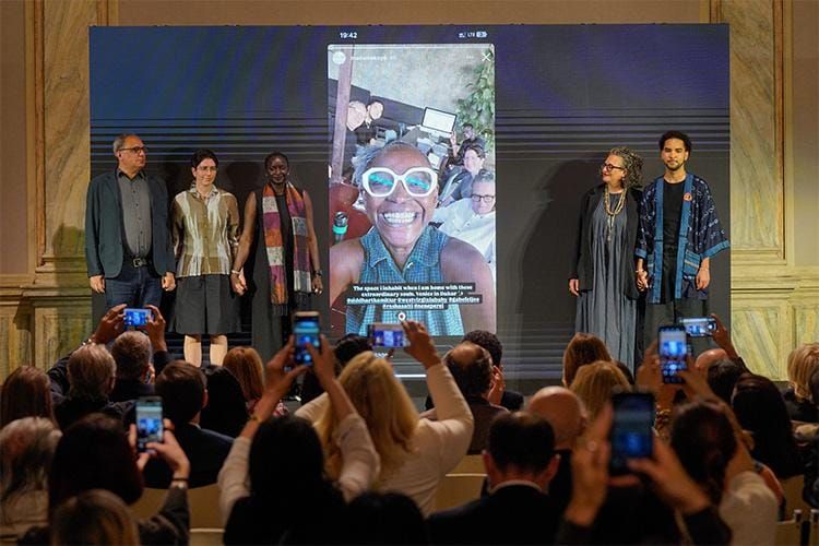 61 дэх Дүрслэх урлагийн Венецийн Биенналийн  олон улсын үзэсгэлэнгийн кураторын багийг танилцуулж байна