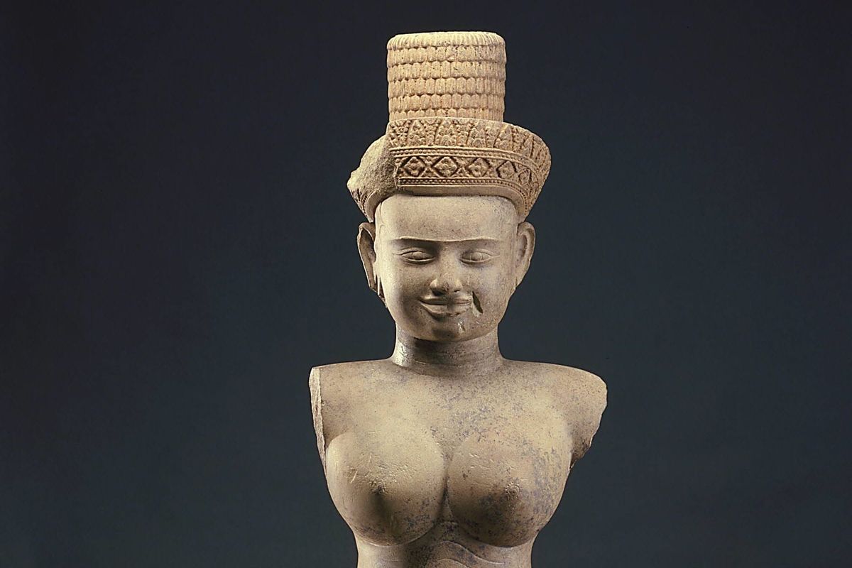 Смитсонианы Азийн Урлагийн Үндэсний Музей иргэний дайны үеэр хулгайд алдагдсан гурван уран баримлыг Камбожийн Хаант Улсад буцаан өгнө