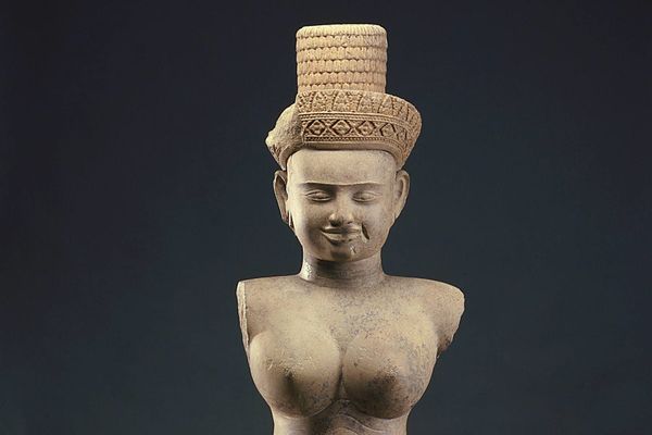 Смитсонианы Азийн Урлагийн Үндэсний Музей иргэний дайны үеэр хулгайд алдагдсан гурван уран баримлыг Камбожийн Хаант Улсад буцаан өгнө