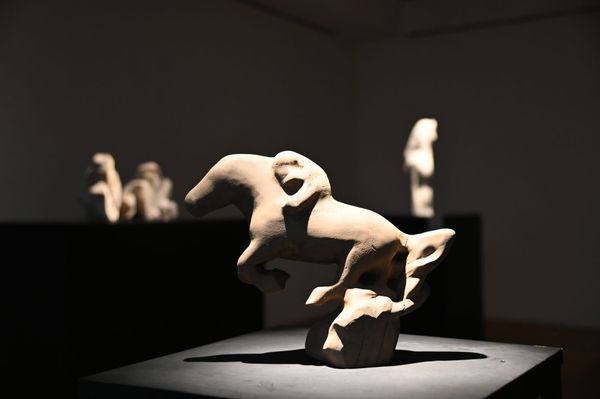 Залуу уран бүтээлч Б.Отгонжаргал дотоод сэтгэлийн “Хөх тал”-аа Монголын уран зургийн галерейд толилуулж байна