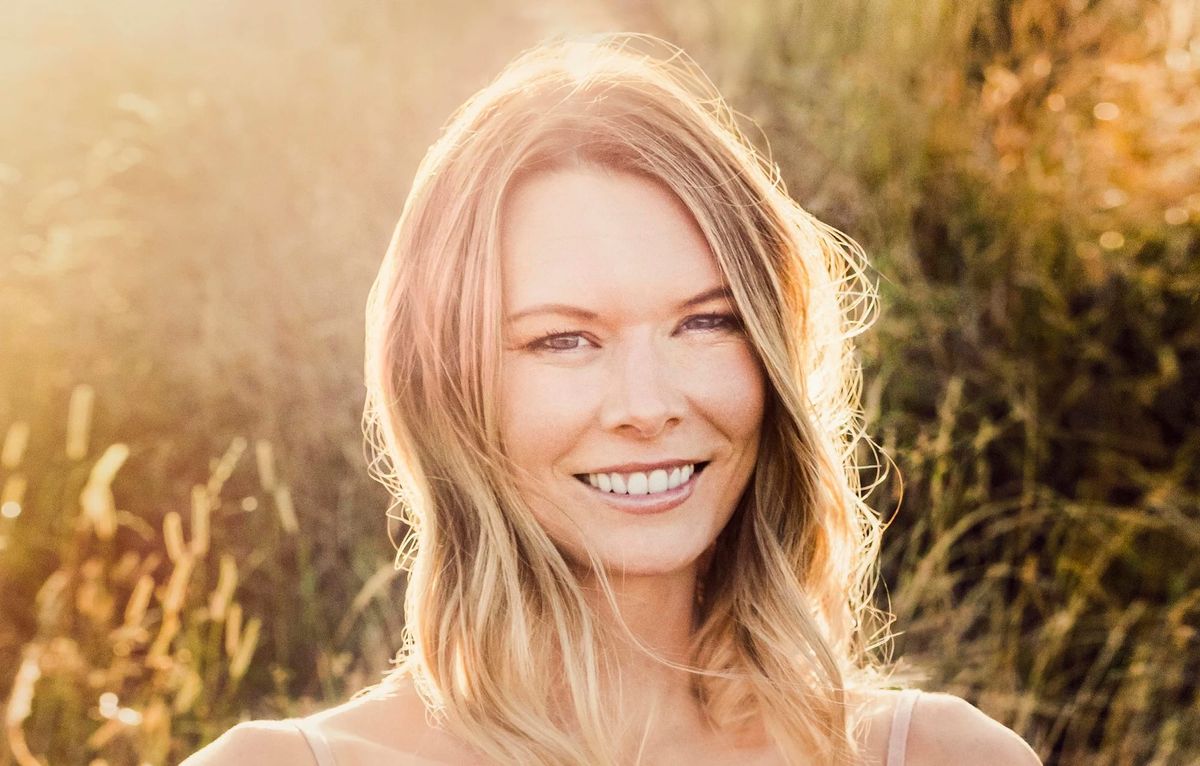 look at Chelsea Winter glowing like the Irish angel from Touched By An Angel with all her teeth right there in her head