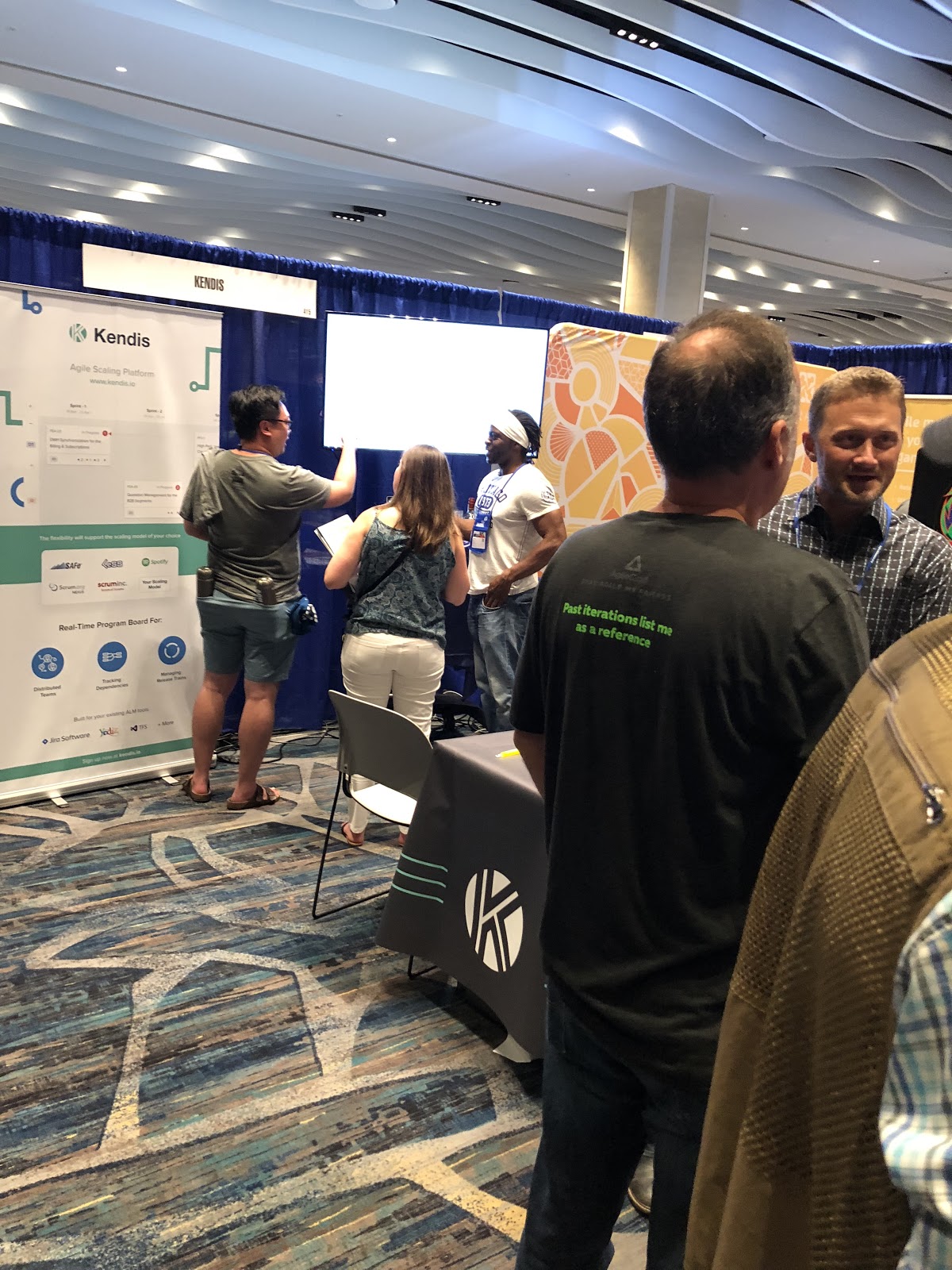 People-browsed-and-walked-at-kendis-booths