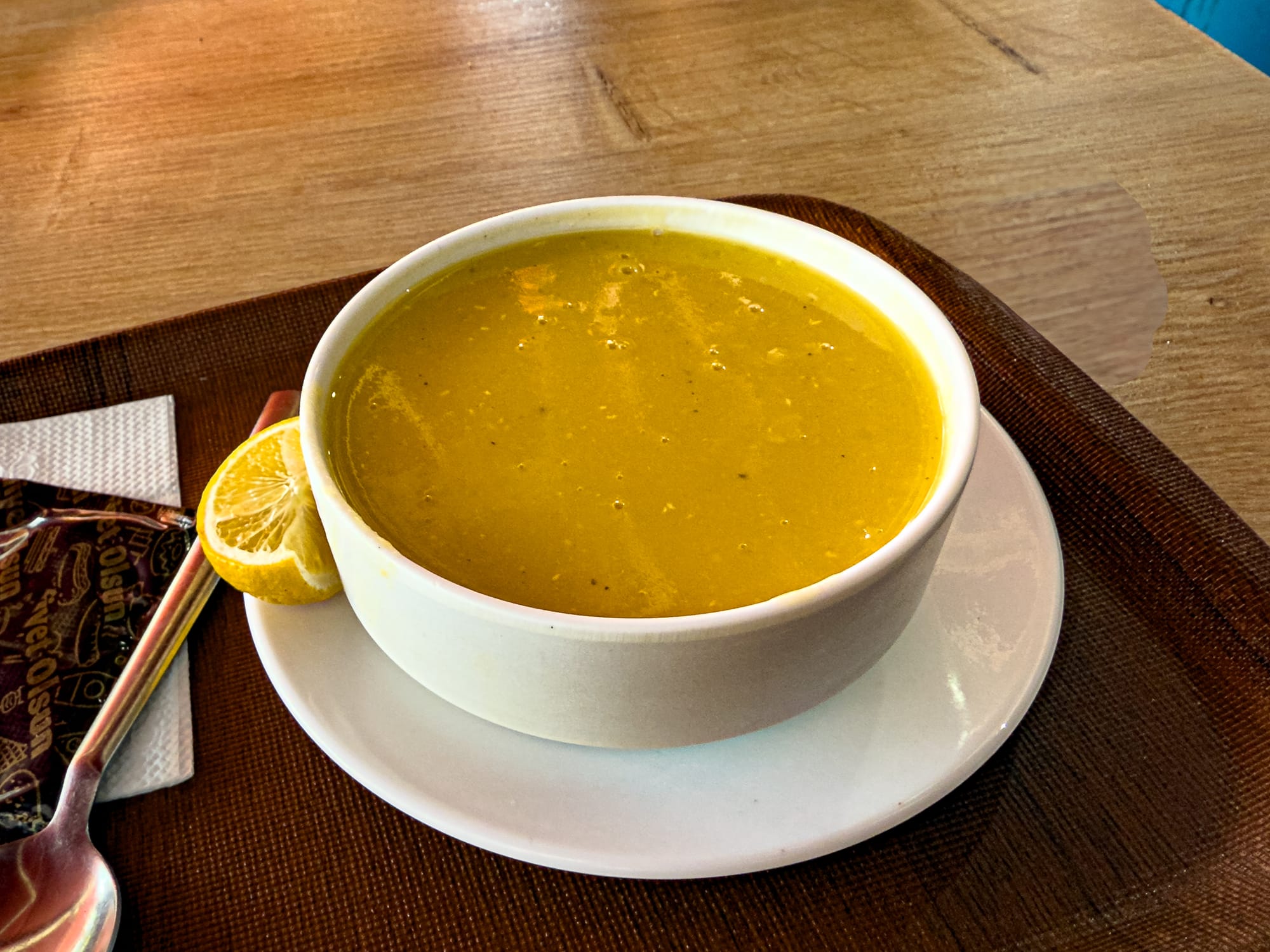 Bowl of Turkish lentil soup served with a lemon wedge
