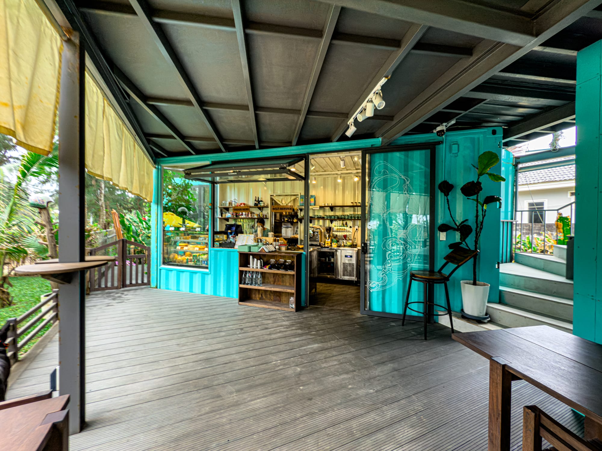 Cafe entrance at Hít Hà Cafe Hội An coworking space with food and coffee for digital nomads