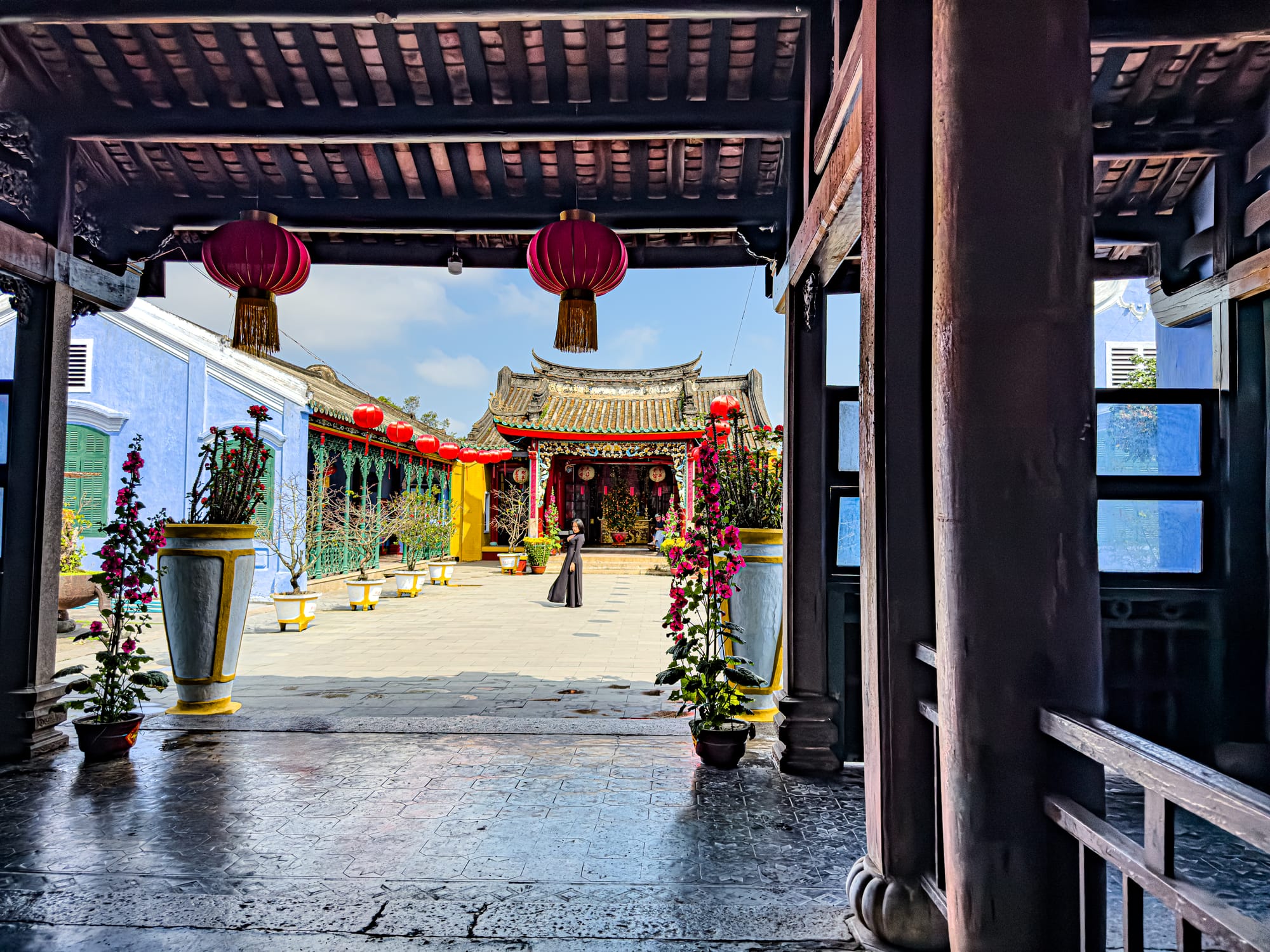 Courtyard view of a Chinese assembly hall in Hội An’s Old Town, Vietnam, with red lanterns, altars, and traditional architecture reflecting the heritage of Chinese merchant communities