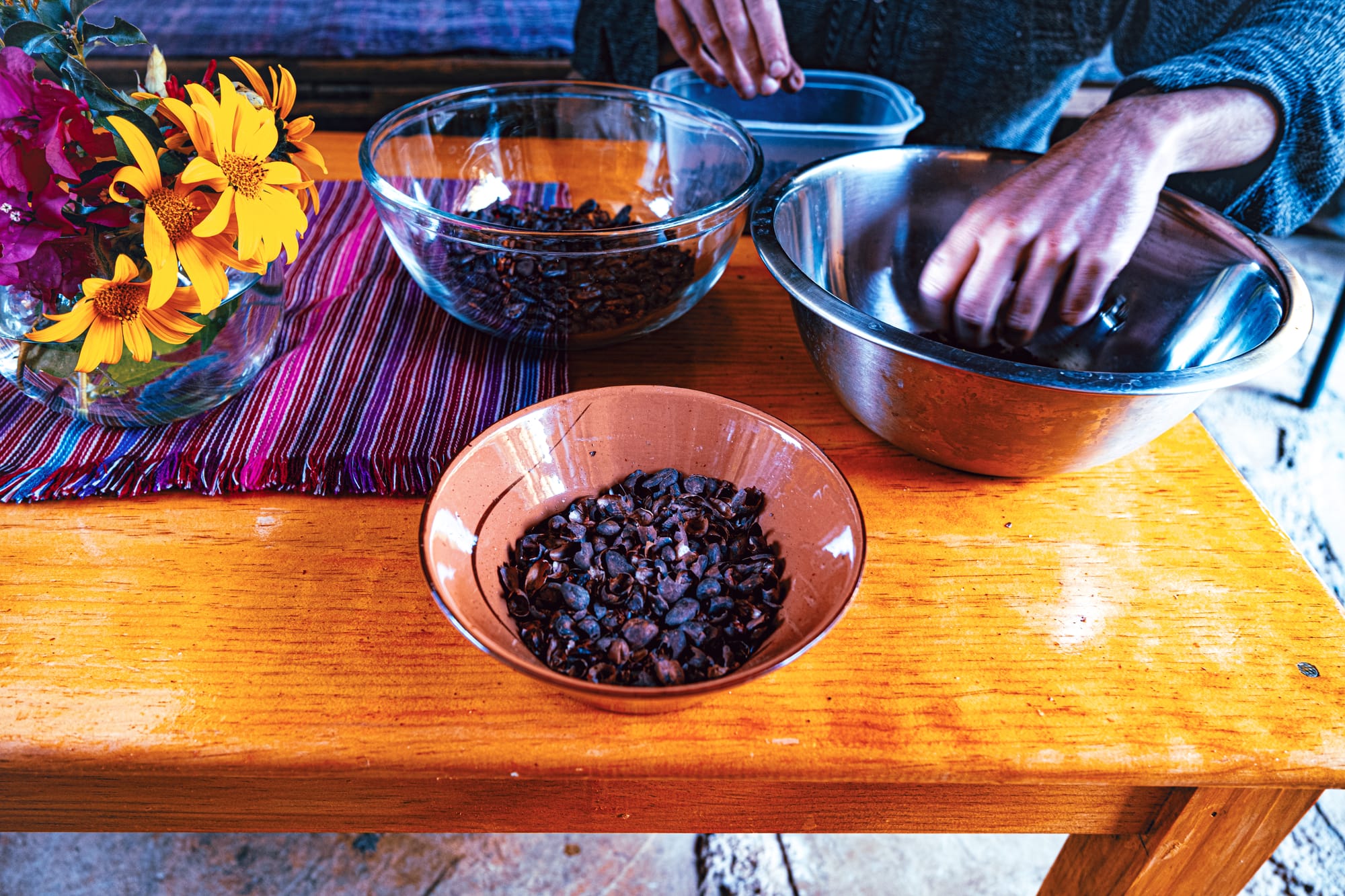 Sorting roasted and deshelled cacao beans by hand during a cacao workshop in San Cristóbal de las Casas