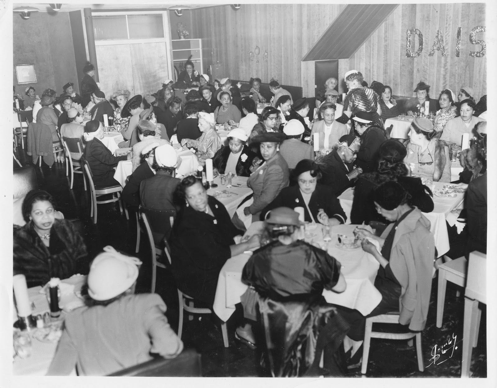 Slim Jenkins, filled with diners.