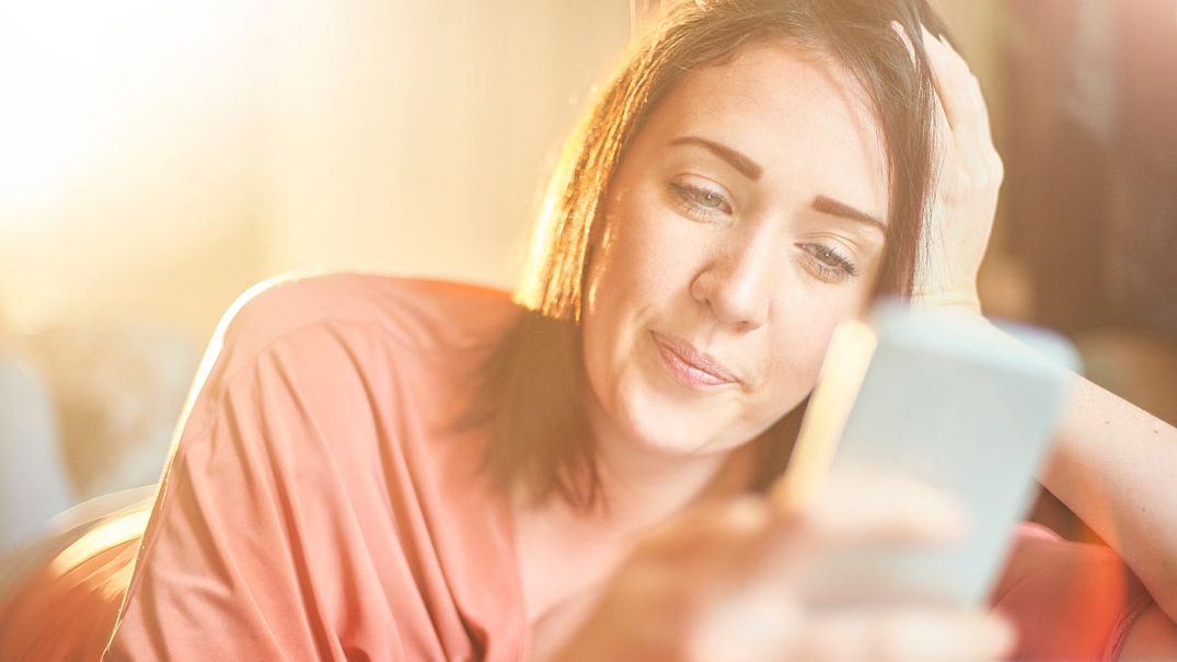 Why Do Women Have the Upper Hand on Tinder?