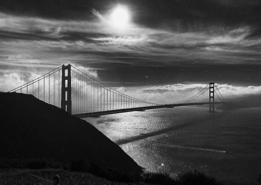 Golden Gate Bridge Looks Hella Good Without Color