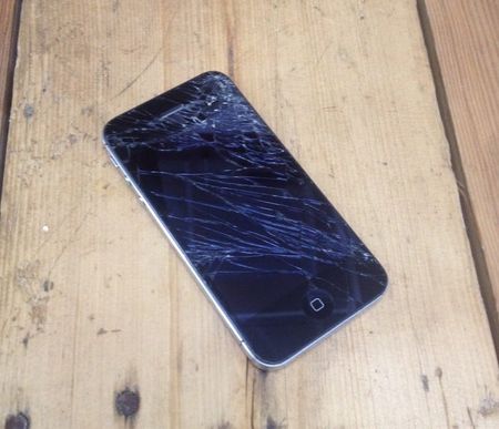 Image of: The Worst Reponses to a Cracked iPhone Screen