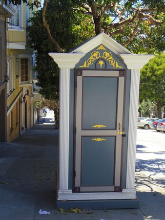 Image of: This Porta-Potty Looks Nicer Than My Apartment