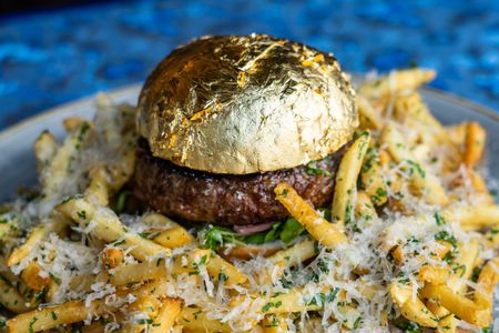 Image of: This $50 San Francisco Burger is Covered in Gold