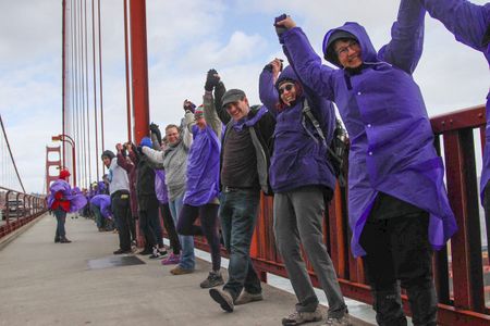 Image of: These Inauguration Day Demonstrators Formed a Human Chain Across the Golden Gate Bridge (Photos)