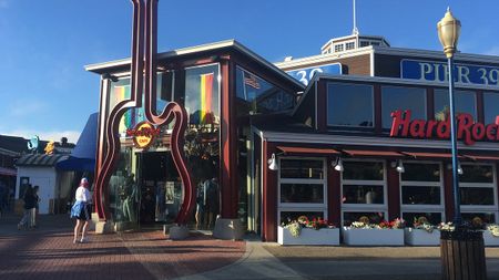 Image of: I Ate at SF’s Cheesy Chain Restaurants, and I Think I’m a Tourist Now