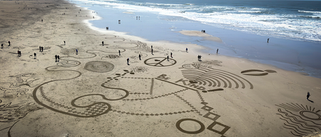 Image of: Ocean Beach goes full crop circle at this massive sand art gathering