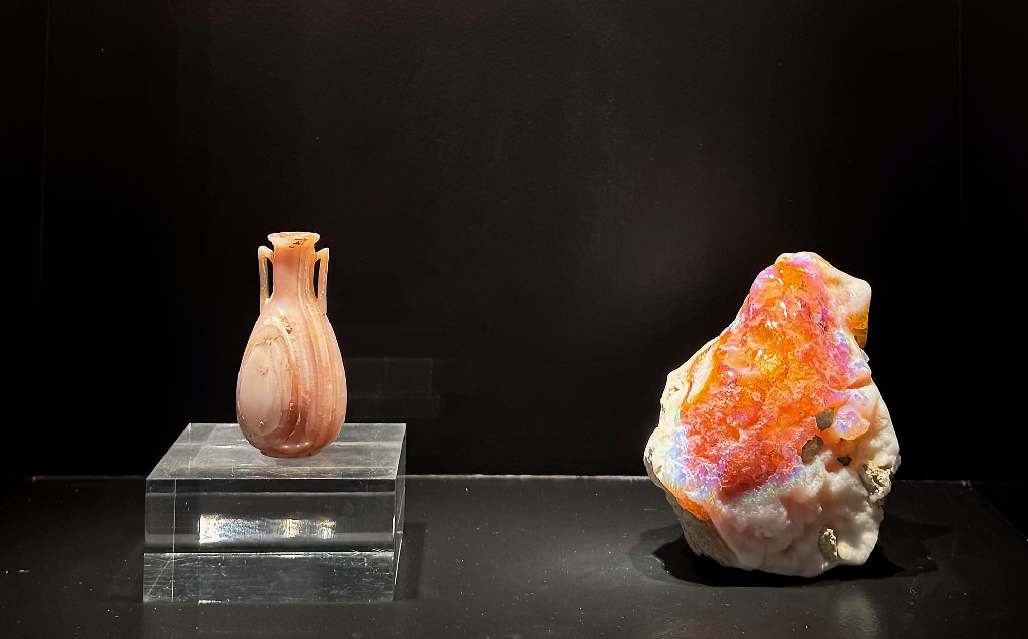 A pink agate amphoriskos dating back 2,000 years was paired with a vivid “candy opal” mined in Ethiopia