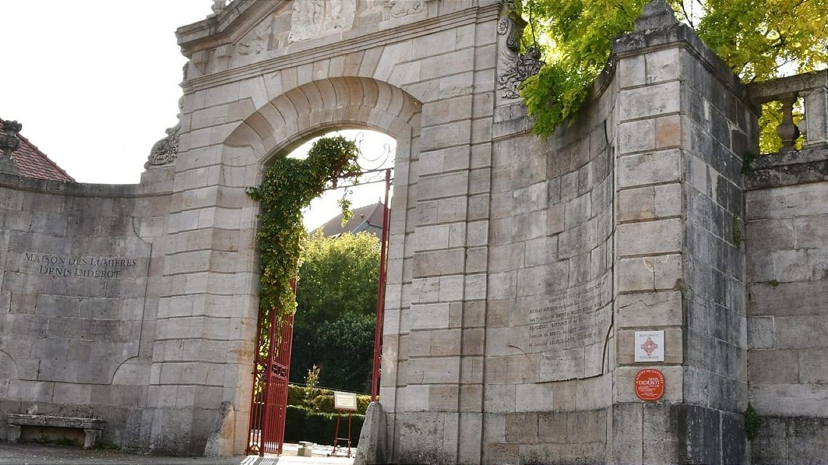 Silver, gold coins stolen in second French heist this week