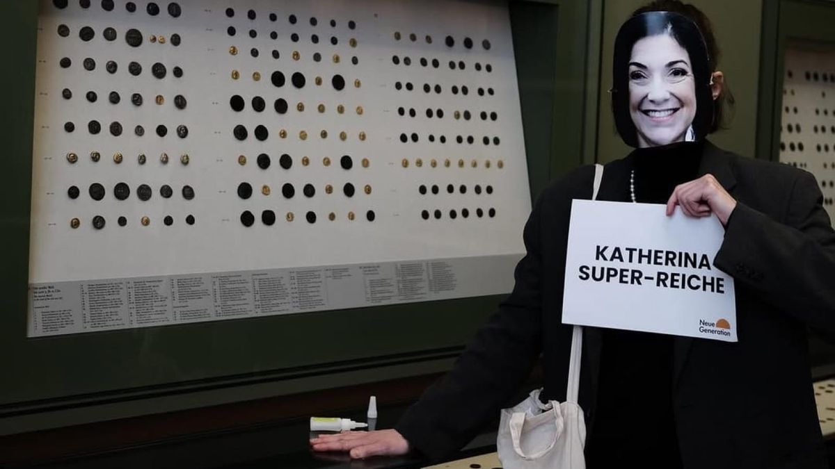 Protester superglues herself to display at Berlin’s Bode Museum