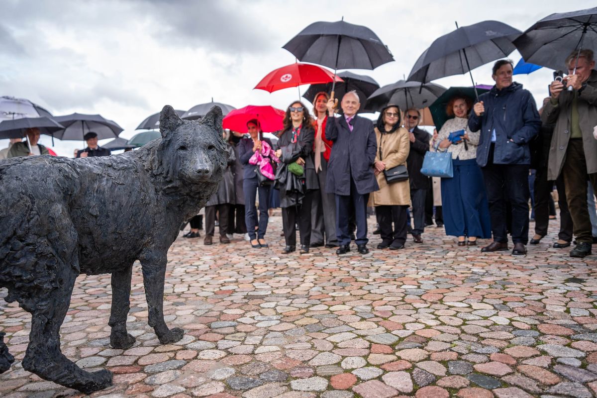 Bronze wolf links Vilnius and Rome on Gediminas Hill
