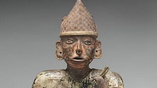 Bragg returns Nayarit figure seized from the Met as two related sculptures stay on view