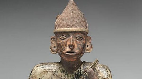 Bragg returns Nayarit figure seized from the Met as two related sculptures stay on view