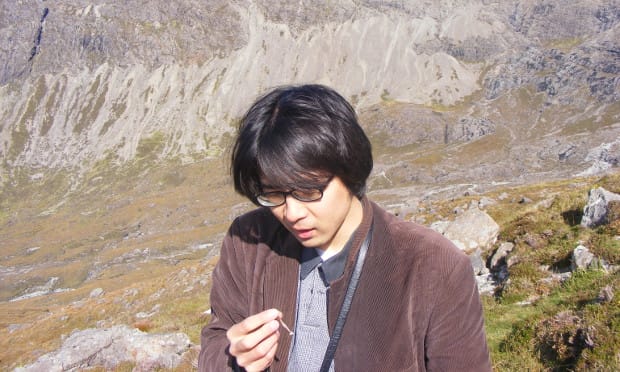 Yo Zushi examines a rollie. Photograph courtesy of Yo Zushi