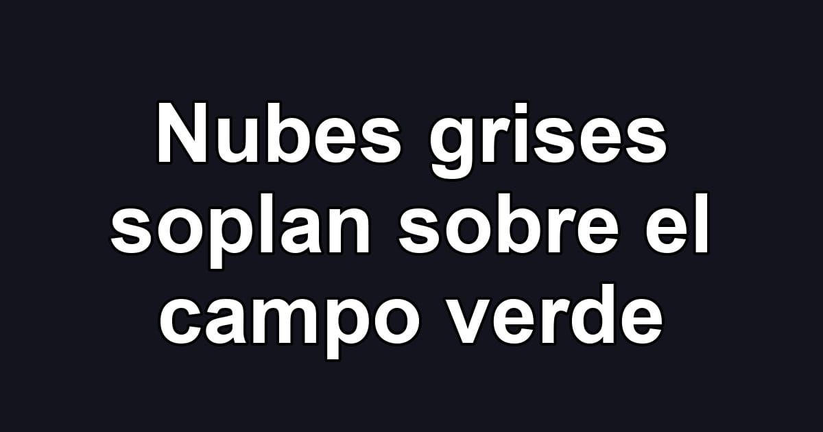 Nubes grises soplan sobre el campo verde