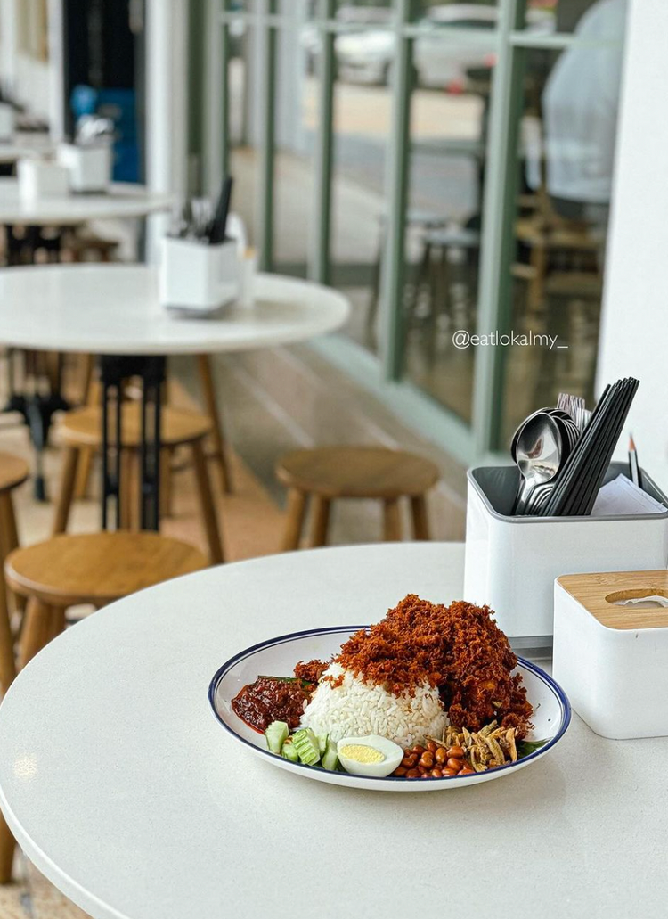 Nasi lemak bungkus vs plate: same same or same but different?