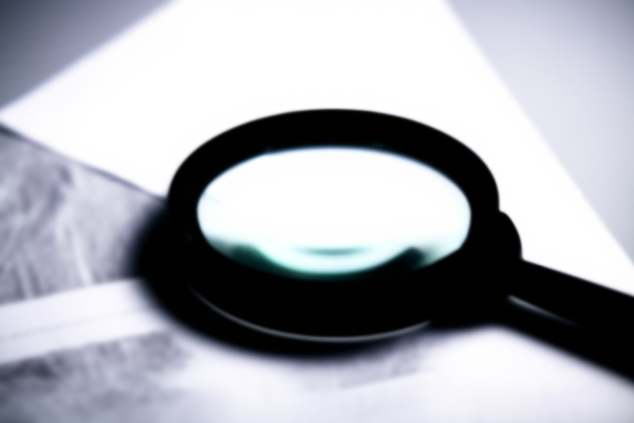 una lupa sobre un documento resaltando texto