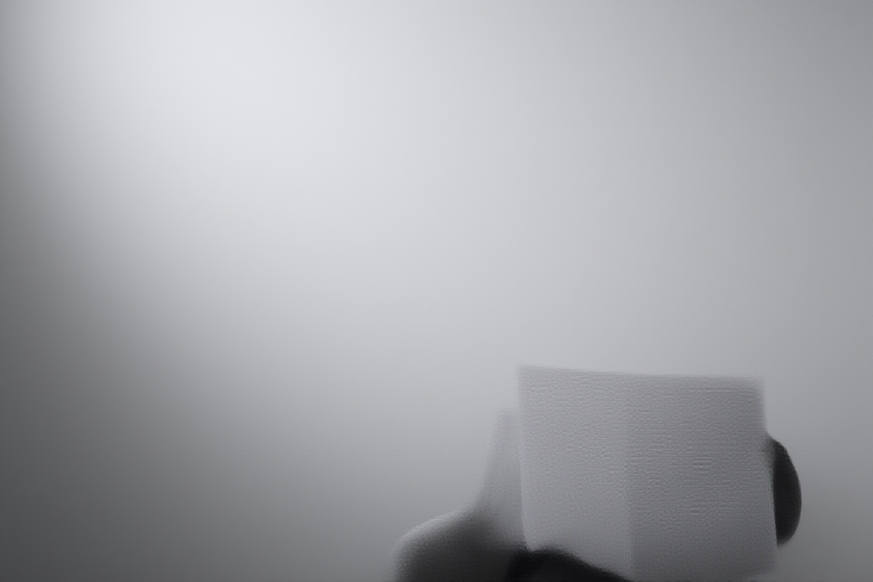 Une personne assise confortablement dans un fauteuil cosy lisant un journal physique avec la lumière du matin filtrant à travers des rideaux fins 