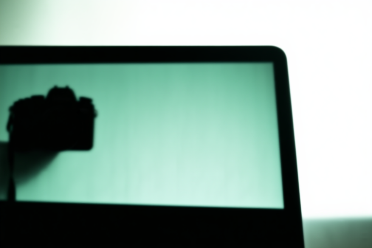 Layar laptop menampilkan bidang metadata foto stok dengan kamera di sampingnya