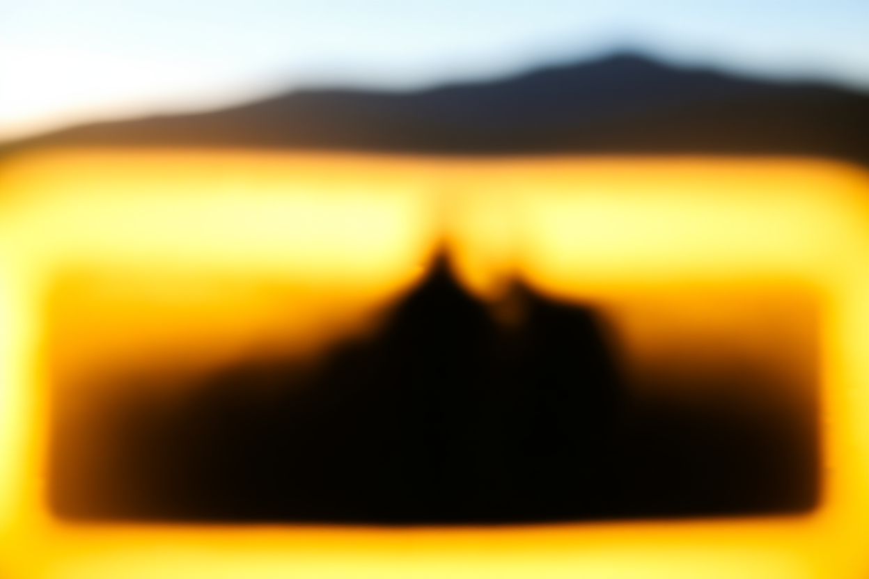 un fotógrafo arrodillado en alta hierba dorada al amanecer ajustando una cámara DSLR en un trípode, montañas distantes, luz trasera cálida,