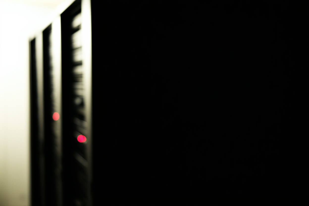 un rack de serveurs avec des lumières clignotantes représentant le traitement et l'automatisation des données