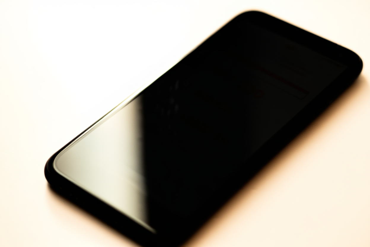 ein Smartphone, das Preistufen auf einem sauberen Hintergrund anzeigt, weiches natürliches Licht, Weitwinkelaufnahme