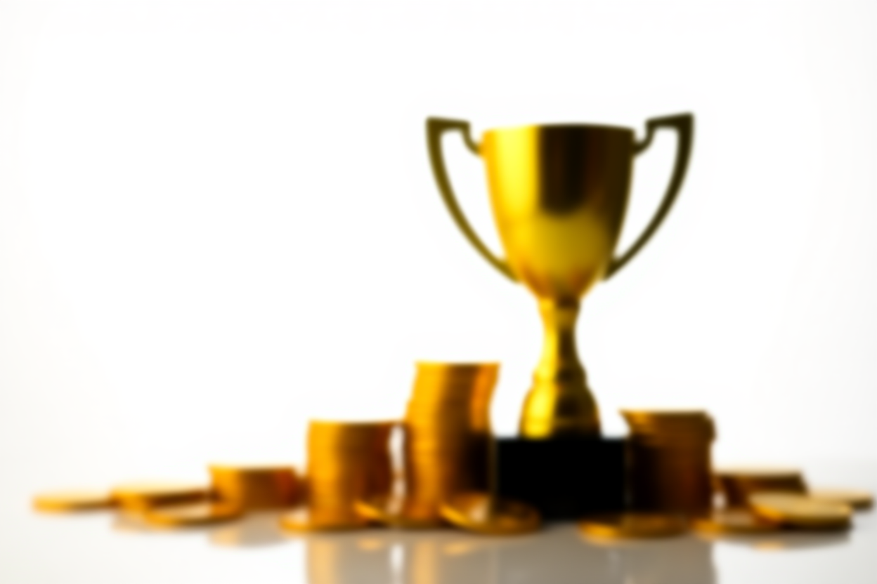 ein goldener Pokal steht auf einem Podest umgeben von digitalen Münzen, heller sauberer Hintergrund, weches Licht, weitwinklig