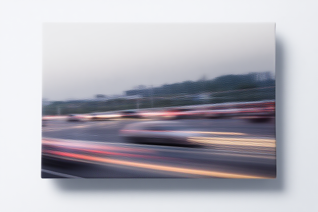 Una escena bulliciosa de calle urbana al atardecer con luces desenfocadas de coches creando estelas de movimiento, simbolizando velocidad y connec