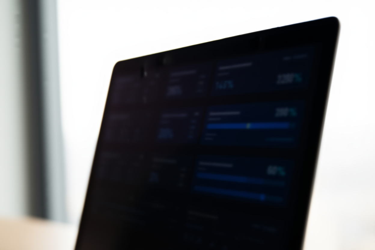 ein digitales Dashboard, das Verkaufsvorhersagescores und Keyword-Metriken auf einem Bildschirm anzeigt, weiches Tageslicht, Weitwinkelaufnahme sh