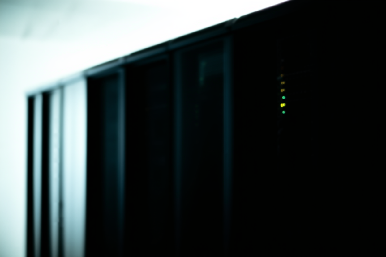 ein Server-Rack mit blinkenden Lichtern, die Batch-Verarbeitungsdaten repräsentieren